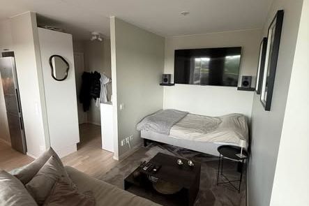 Galoppvägen 3 läktarbyggnaden, Galoppvägen 3, Täby